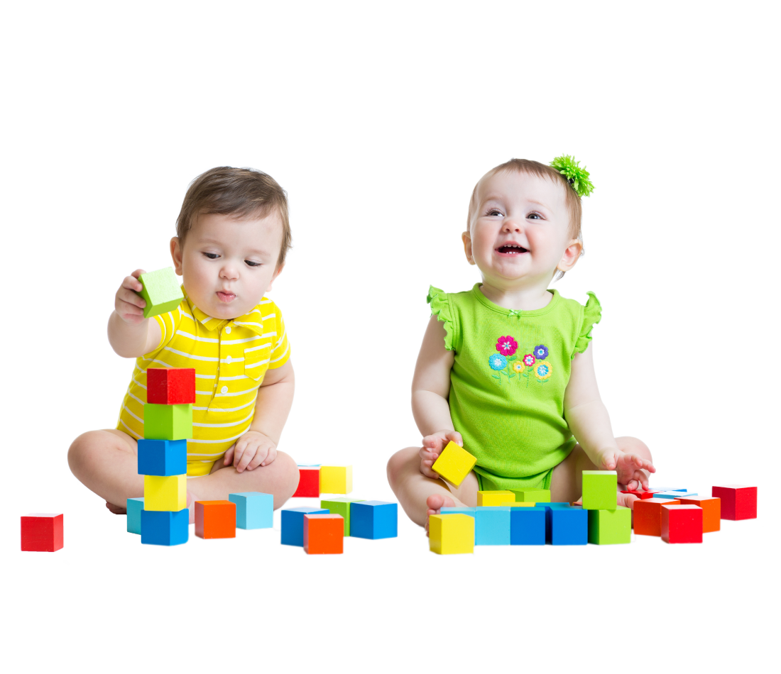 Картинка ребенок играет в кубики